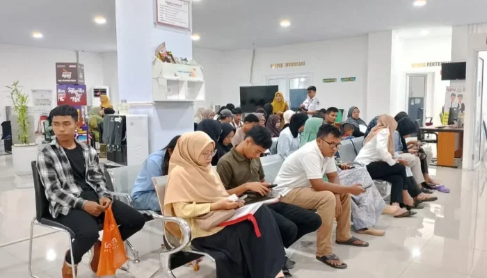 Hari Kerja Pertama Pasca Lebaran, MPP Kota Padang Ramai Dikunjungi