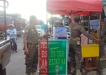 Satpol PP Tertibkan PKL di Jalan Aru Padang