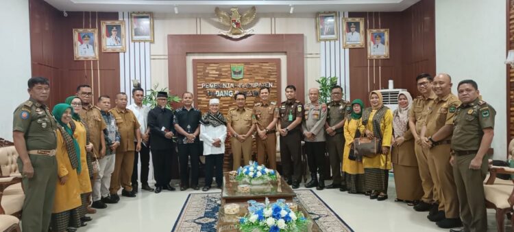 Rapat koordinasi dengan berbagai stakeholder di Ruang Rapat Sekda Padang Pariaman menyikapi keresahan masyarakat terkait maraknya hiburan malam, Senin (14/4). ALDI