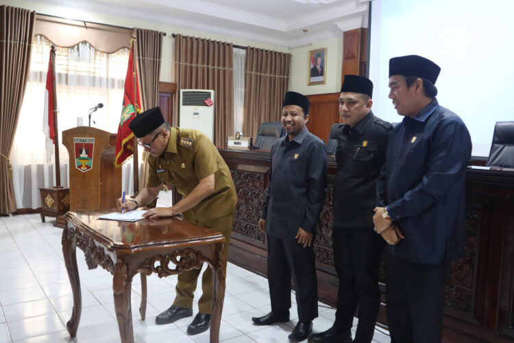 Wali Kota Ramlan Nurmatias melakukan penandatanganan Rancangan Awal (Ranwal)  RPJMD Kota Bukittinggi tahun 2025-2029 di Gedung DPRD Bukittinggi, Senin (21/4). RUDI GATOT