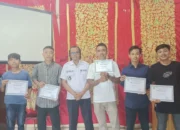 Lima Warga Nagari Aia Manggih Kibarkan Bendera Merah Putih Raksasa di Puncak Bukit Barisan Carocai