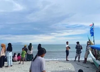 16 Pengunjung Terseret Ombak di Pantai Tiku Agam, 1 Meninggal, 2 Hilang