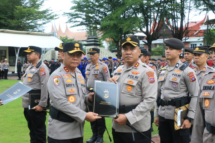 Kapolda Sumbar saat memberikan penghargaan, Kamis (17/4). IST