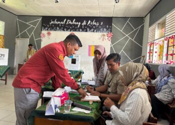 Jons Manedi saat meninjau di salah satu TPS di PSU Pasaman, Sabtu (19/4/2025) lalu. FARDIANTO