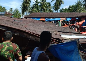Los di Pasar Ampalu Padang Pariaman Ambruk saat Hari Pekan