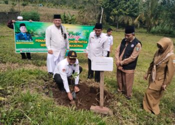 Hari Bumi, Kakankemenag Solsel dan Jajaran Tanam Matoa