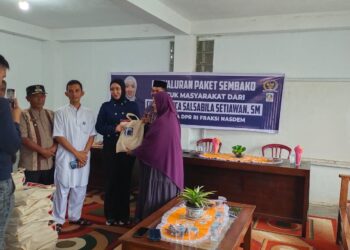 Anggota DPR RI Cindy Monica Salsabila Bagi Sembako untuk Masyarakat Pasaman