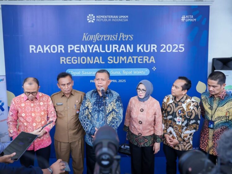 Wakil Menteri Usaha Mikro Kecil dan Menegah  (UMKM) Helvi Yuni Moraza dalam Rapat Koordinasi Penyaluran KUR 2025 Regional Sumatera di Istana Gubernur Sumbar, Senin (28/4). Hadir juga Direktur Utama Bank Nagari Gusti Candra, Regional CEO BRI Padang Riza Pahlevi serta Kepala Dinas Koperasi dan UKM Sumbar Endrizal.