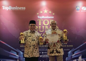 Perumda Air Minum Kota Padang Terima Penghargaan BUMD Awards