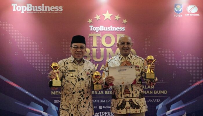 Perumda Air Minum Kota Padang Terima Penghargaan BUMD Awards