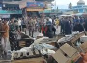 Satpol PP dan Disdag Bantu Pemindahan PKL ke Gedung Pasar Bandar Buat