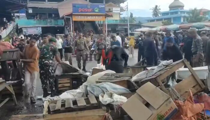 Satpol PP dan Disdag Bantu Pemindahan PKL ke Gedung Pasar Bandar Buat