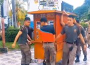 Satpol PP Padang Tertibkan Lapak di Trotoar dan Kawasan Pantai