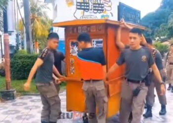 Satpol PP Padang Tertibkan Lapak di Trotoar dan Kawasan Pantai