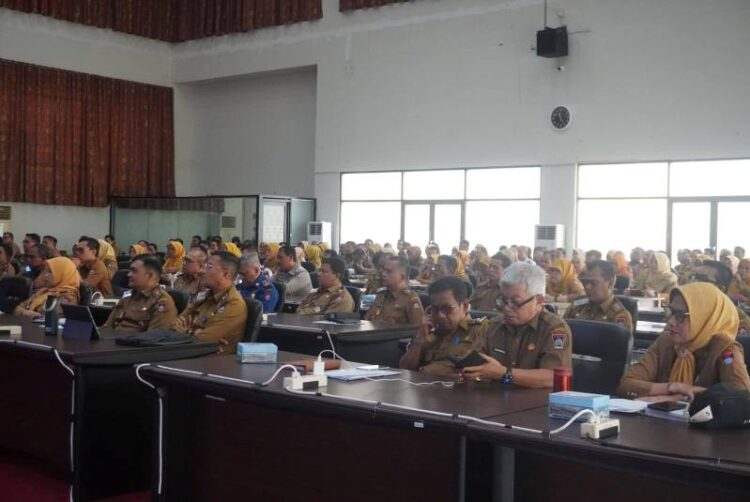 Pemerintah Kota (Pemko) Padang akan melaksanakan asesmen bagi pejabat pimpinan tinggi pratama dan pejabat administrator. Sejumlah pejabat Pemko Padang sedang mendengarkan arahan. IST