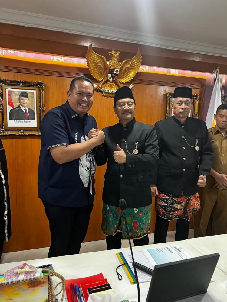 Wali Kota Pariaman, Yota Balad bersama Dirjen Pelindungan Kebudayaan dan Tradisi Kementerian Kebudayaan, Restu Gunawan di DKI Jakarta, Senin (21/4). IST