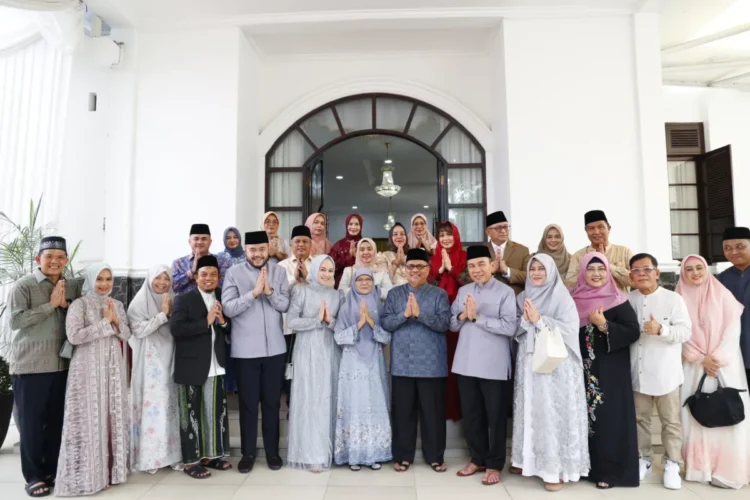 Wali Kota Padang Fadly Amran dan Wakil Wali Kota Padang Maigus Nasir beserta jajaran saat bersilaturahmi dengan Ketua DPRD Sumbar, Muhidi. IST
