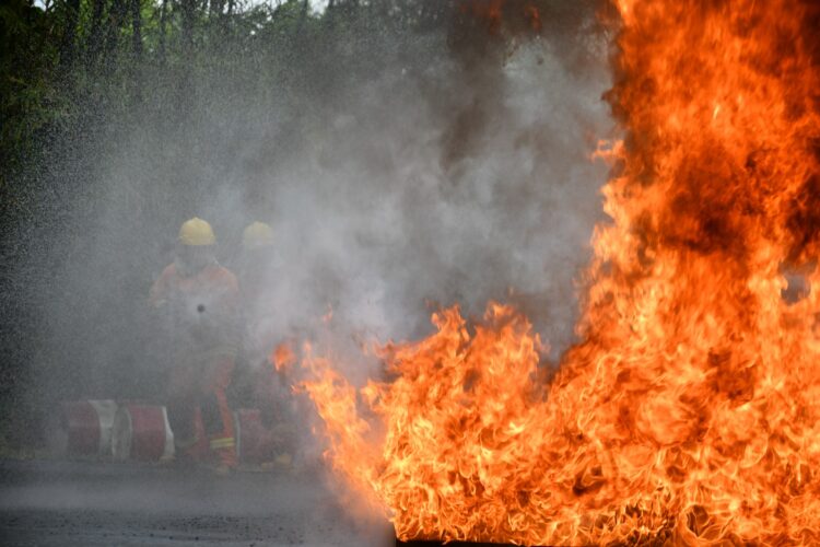 Sebanyak 23 tim yang berasal dari unit kerja di lingkungan PT Semen Padang saling bersaing  pada ajang SHE Challenge di Lapangan Fire Ground PT Semen Padang, Selasa (4/2). IST