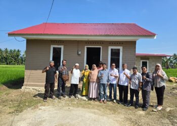 Dua Warga Koto Lalang Terharu Terima Bantuan Rumah dari PT Semen Padang