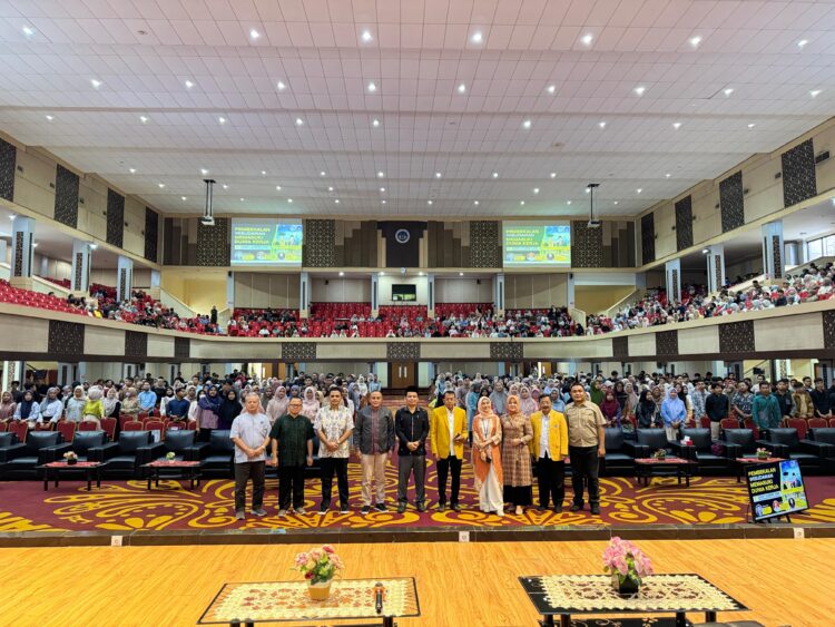 Direktur Keuangan dan Umum PT Semen Padang, Oktoweri, memberikan pembekalan kepada 1.371 calon wisudawan Universitas Negeri Padang (UNP) dalam acara Pembekalan Wisudawan UNP Memasuki Dunia Kerja, di Auditorium UNP pada Jumat (14/3). IST
