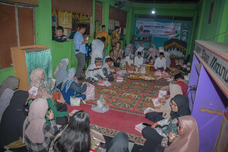 PT Semen Padang menunjukkan kepeduliannya dengan menggelar "Akhlak Charity Buka Bersama" di Panti Asuhan Az-Zahra Jannah, Jalan Imam Bonjol, Kawasan Pertokoan Atom Center, Padang, Jumat (21/3). IST