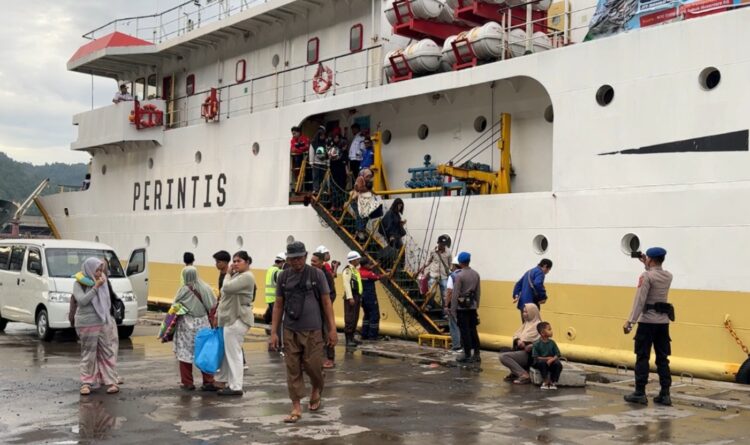 Sabtu pagi di Pelabuhan Tua Peijat, suasana penuh haru dan kebahagiaan menyelimuti ratusan pemudik yang hendak kembali ke kampung halaman mereka di Padang. IST