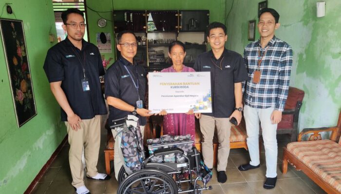 HUT ke-62, TASPEN KC Padang Salurkan Bantuan Kursi Roda bagi Pensiunan ASN