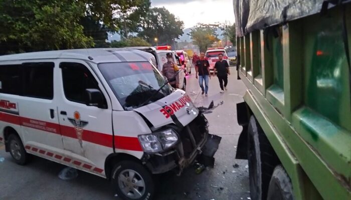 Ambulans Bawa Pasien Tabrak Truk Parkir di Indarung, Empat Orang Terluka