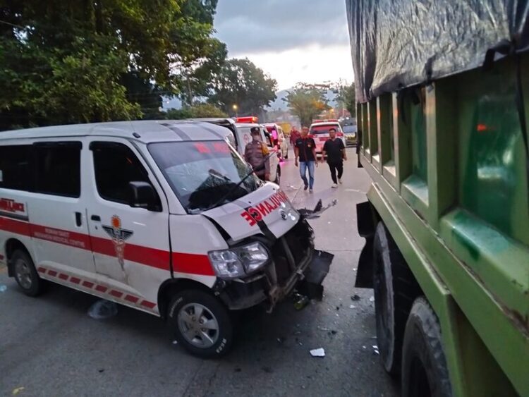 Ambulans Tabrak