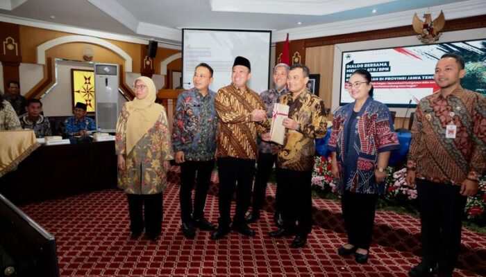 Amankan Aset Negara, Menteri Nusron Serahkan Ratusan Sertifikat Tanah Aset Pemda Se-Jawa Tengah