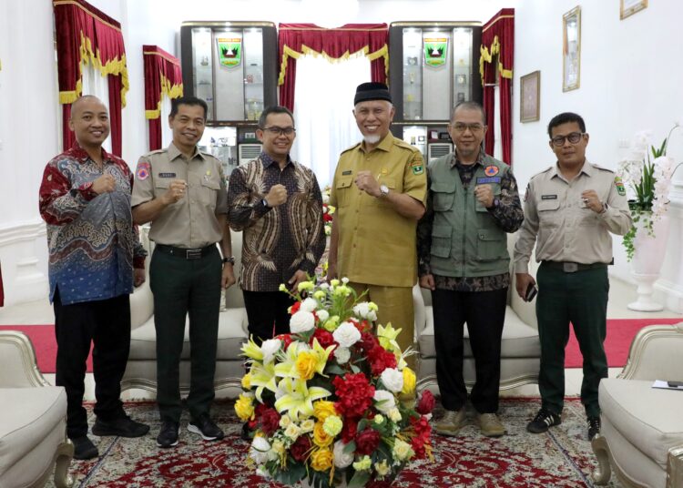 Audiensi Kepala Pusat Data Informasi dan Komunikasi Kebencanaan BNPB Abdul Muhari Ph.D. (memakai kemeja batik) bersama Gubernur Sumatra Barat H. Mahyeldi Ansharullah, S.P terkait Forum Satu Data Bencana di Istana Gubernur Sumatra Barat, Kota Padang pada Selasa (15/4). IST