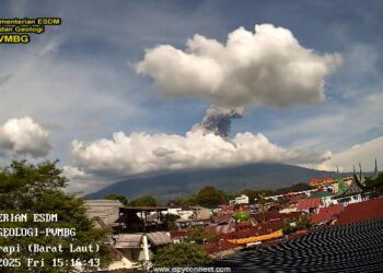 Gunung Marapi Erupsi, Kolom Abu Capai 800 Meter