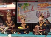 Rabab Tampil Memukau Pengunjung Pantai Carocok