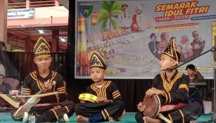 Rabab Tampil Memukau Pengunjung Pantai Carocok