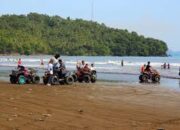 Pantai Air Manis Objek Wisata Favorit di Padang