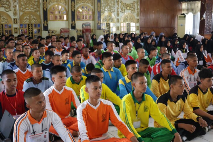 Sebanyak 197 calon peserta yang berasal dari berbagai SMA, MAN, SMK, hingga pesantren setingkat menengah atas, mengikuti proses seleksi di Halaman Saiyo Sakato Pariaman, Selasa (22/4). IST