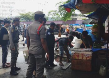 Langgar Perda, Satpol PP Tertibkan Pedagang di Trotoar Pasar Lubuk Buaya Padang