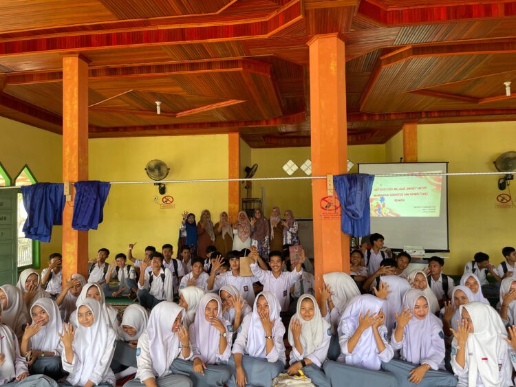 Tim dosen dari Program Studi S1 Manajemen, S1 Pariwisata, S1 Ilmu Komunikasi dan Program Magister Manajemen Universitas Dharma Andalas (Unidha) yang diketuai oleh Dra. Maivalinda, MM., berfoto bersama peserta pelatihan tentang memotivasi diri melalui gadget di Sijunjung, baru-baru ini. IST