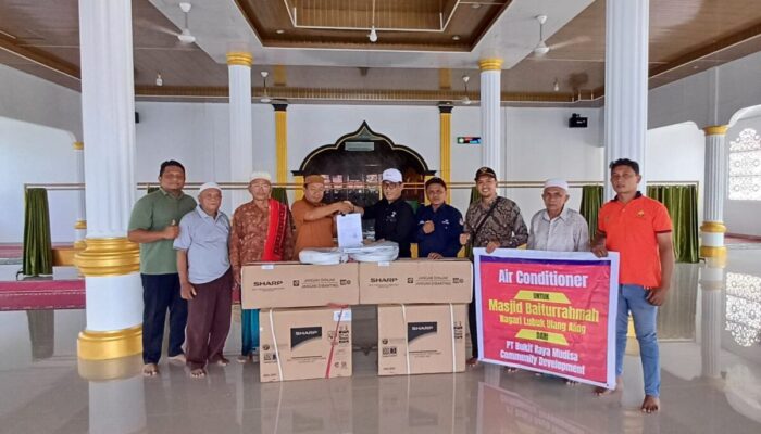 PT BRM Serahkan Bantuan TJSL untuk Masjid Baiturrahmah dan Masjid Nurul Huda Solok Selatan