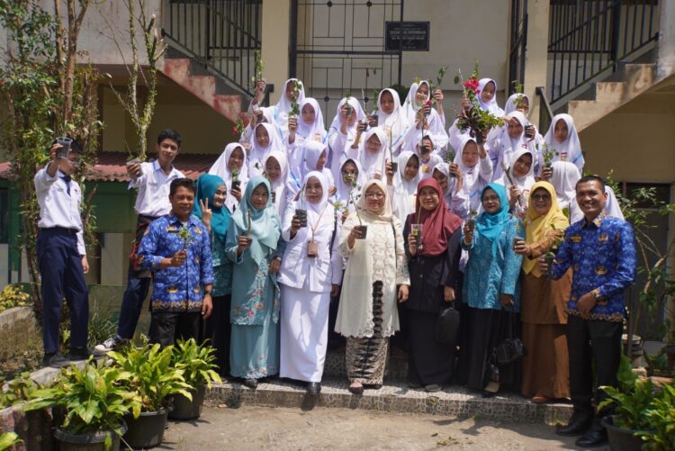 Menyambut Program Gerakan Tanam Serentak yang akan dilaksanakan tiga bulan mendatang, Dinas Pangan dan Pertanian (Dispangtan) menggelar kegiatan penyuluhan Perbanyakan Tanaman Hias Melalui Stek Batang, Selasa (20/5) di Aula SMP Negeri 2. IST