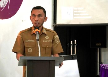 Cegah Stunting, Wawako Allex Saputra Serahkan Susu PKMK untuk 32 Balita