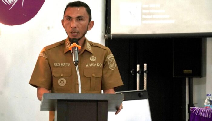 Cegah Stunting, Wawako Allex Saputra Serahkan Susu PKMK untuk 32 Balita