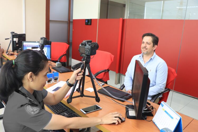Salah seorang WNA melakukan pengambilan foto dan wawancara saat mengajukan perpanjangan izin tinggal di kantor imigrasi. IST