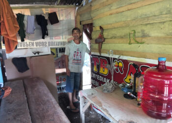 Dinding Lapuk Hanya Ditutupi Spanduk, Joni Berharap Rumahnya Bisa Diperbaiki