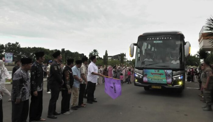 30 Calon Haji Pasbar Kloter 15 Dilepas Menuju Embarkasi Padang