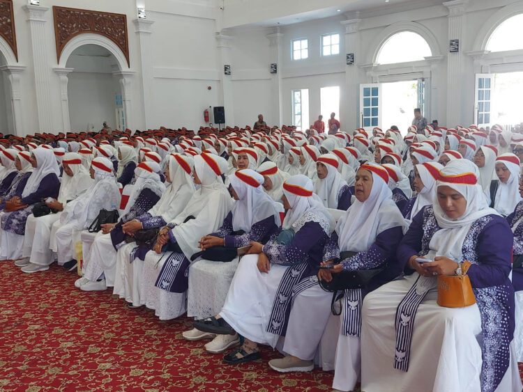 Pemerintah Kota (Pemko) Bukittinggi bersama Kementerian Agama (Kemenag) Bukittinggi melepas secara resmi 348 Calon Jemaah  Haji (CJH) Kota Bukittinggi tahun 1446 Hijriah. IST