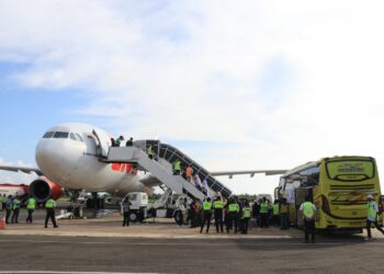 Jemaah Perdana Embarkasi Padang Lepas Menuju Madinah