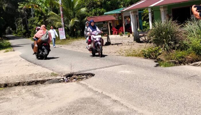 Warga Manggopoh Keluhkan Jalan Berlubang Ancam Keselamatan Pengendara