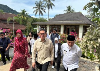 Kunjungan Menteri Perdagangan dilakukan di Henni Adli Minangkabau Gallery, Jumat (9/5/2025). FARDIANTO
