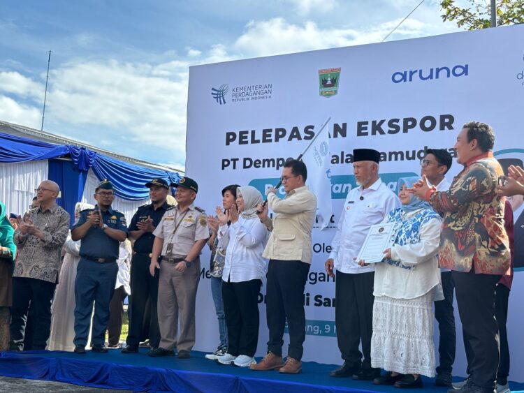 Menteri Perdagangan RI Budi Santoso, melepas ekspor ikan tuna 9,3 ton dari PT Dempo Andalas Samudera ke UEA, Jumat (9/5/2025). FARDIANTO